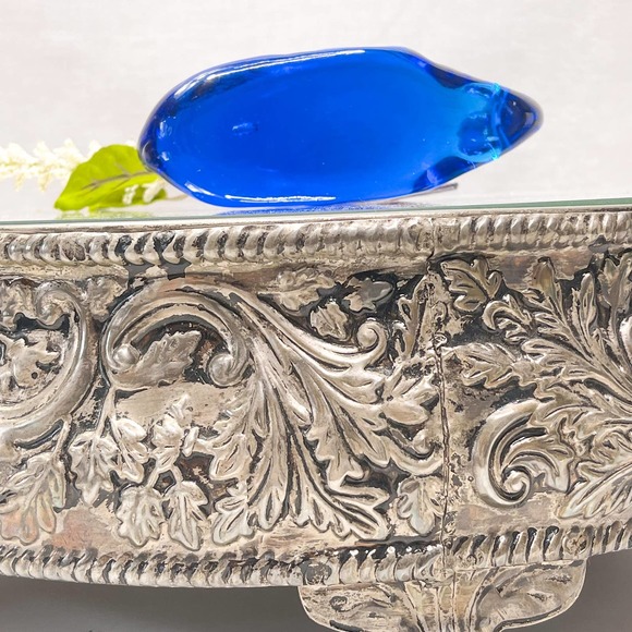 Blue Glass Whale Figurine Sculpture Paperweight Collectible by Pilgrim Glass. - Picture 3 of 8